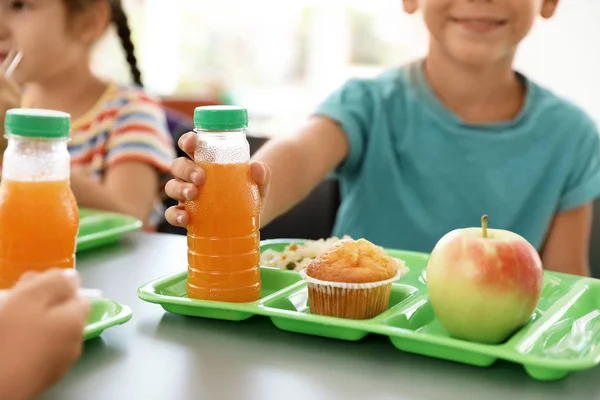 子供たちのテーブルに座って 学校では休憩中に健康的な食生活 — ストック写真