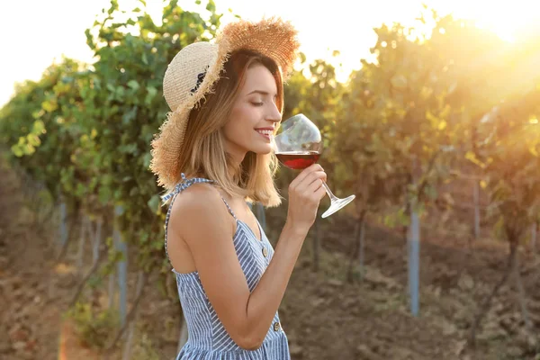 Genç Güzel Kadının Üzüm Şarap — Stok fotoğraf