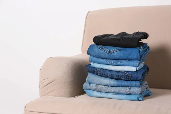 Stapel Van Verschillende Jeans Bank Tegen Witte Achtergrond — Stockfoto