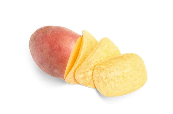 Rohe Kartoffeln Und Leckere Chips Auf Weißem Hintergrund — Stockfoto