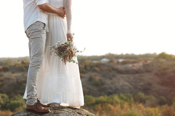Lyckligt Nygifta Med Vacker Bukett Utomhus Närbild — Stockfoto