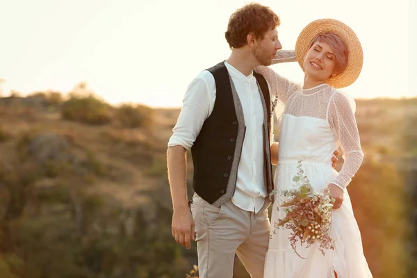 Recém Casados Felizes Com Belo Buquê Campo Livre — Fotografia de Stock