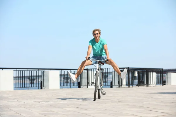 Bărbat Frumos Bicicleta Perete Cărămidă — Fotografie, imagine de stoc