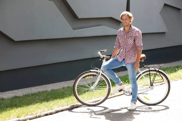 Bărbat Frumos Bicicleta Perete Cărămidă — Fotografie, imagine de stoc