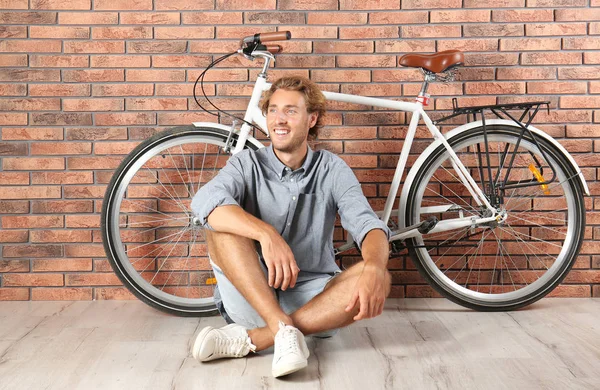 Duvara Karşı Bisiklet Ile Yakışıklı Adam — Stok fotoğraf