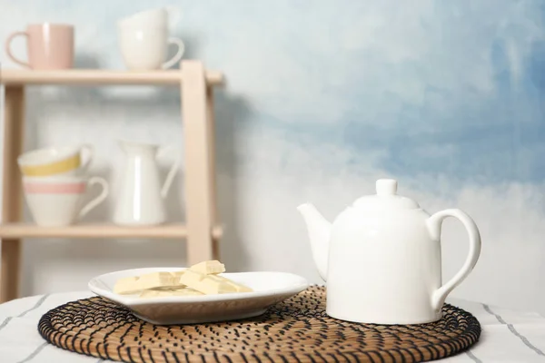 Panela Chá Prato Com Chocolate Branco Mesa Dentro Casa — Fotografia de Stock