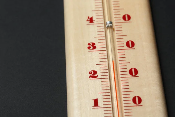 暗い背景 クローズ アップ ビューで天気予報温度計 — ストック写真