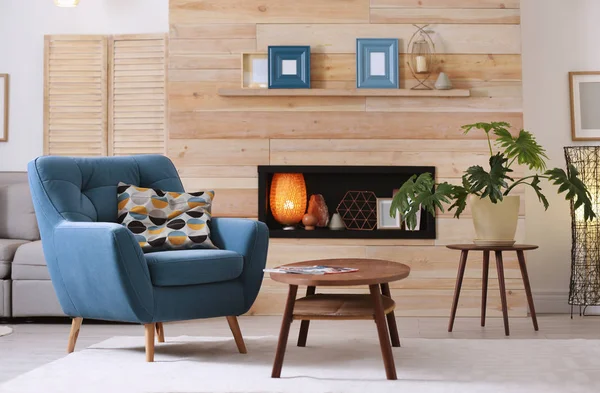 木製の壁と肘掛け椅子でニッチと居心地の良い家具付きアパート インテリア デザイン — ストック写真