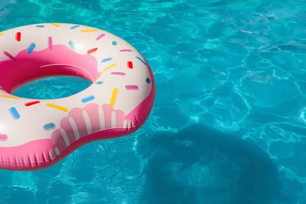 Anneau Gonflable Flottant Dans Piscine Jour Ensoleillé Espace Pour Texte — Photo