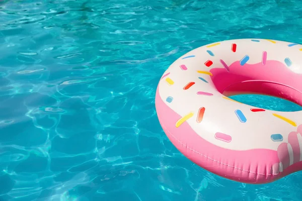 Anneau Gonflable Flottant Dans Piscine Jour Ensoleillé Espace Pour Texte — Photo