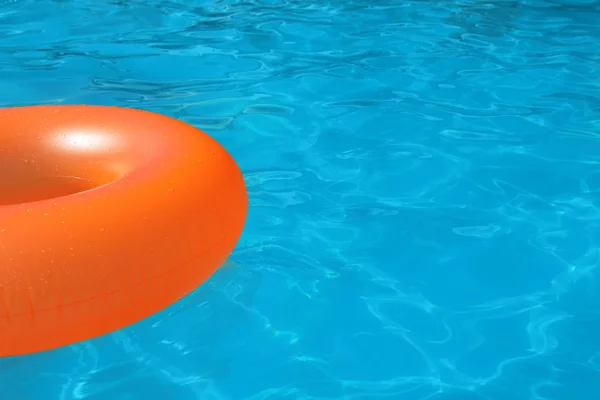 Anillo Inflable Flotando Piscina Día Soleado Espacio Para Texto —  Fotos de Stock