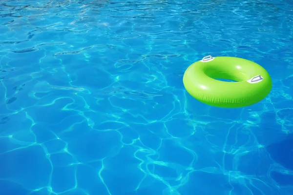 Nafukovací Kruh Plovoucí Bazénu Slunečný Den Prostor Pro Text — Stock fotografie