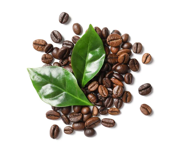 Pražená Kávová Zrna Zelené Listy Bílém Pozadí Pohled Shora — Stock fotografie
