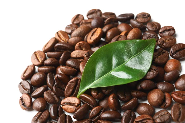 Rostade Kaffe Bönor Och Gröna Blad Vit Bakgrund Närbild — Stockfoto