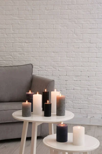 Hořící Svíčky Stolech Obývacím Pokoji — Stock fotografie