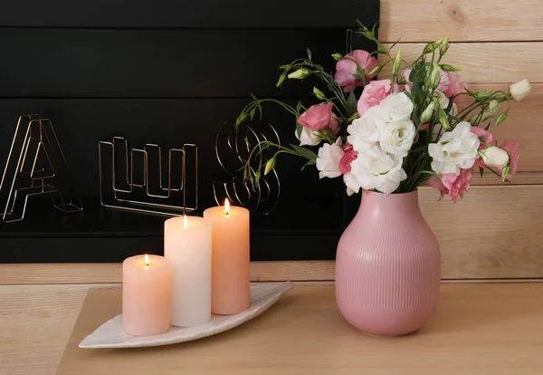 Velas Ardientes Jarrón Con Flores Mesa Contra Pared Madera — Foto de Stock