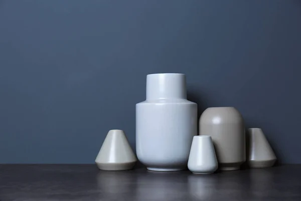 Belos Vasos Cerâmica Mesa Contra Parede Cor Com Espaço Para — Fotografia de Stock