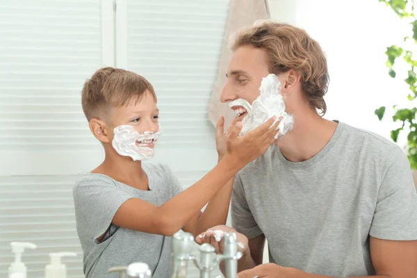 Padre Hijo Afeitándose Juntos Sobre Fondo Color — Foto de Stock