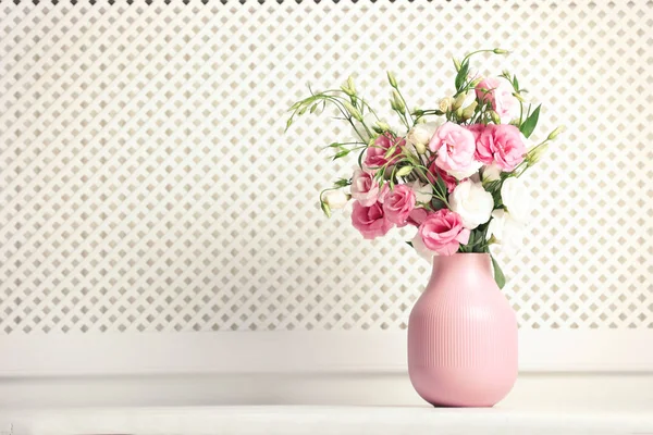 白い壁 テキスト用のスペースにテーブルの上の美しい花と花瓶 — ストック写真