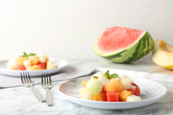 Salat Mit Wassermelone Und Melone Auf Marmortisch — Stockfoto