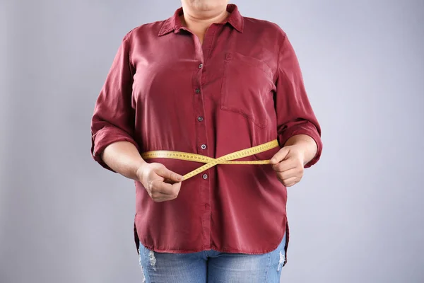Толстая Женщина Измерительной Лентой Сером Фоне Крупным Планом Потеря Веса — стоковое фото