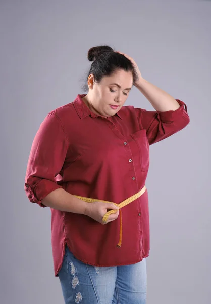 Толстая Женщина Измерительной Лентой Сером Фоне Потеря Веса — стоковое фото