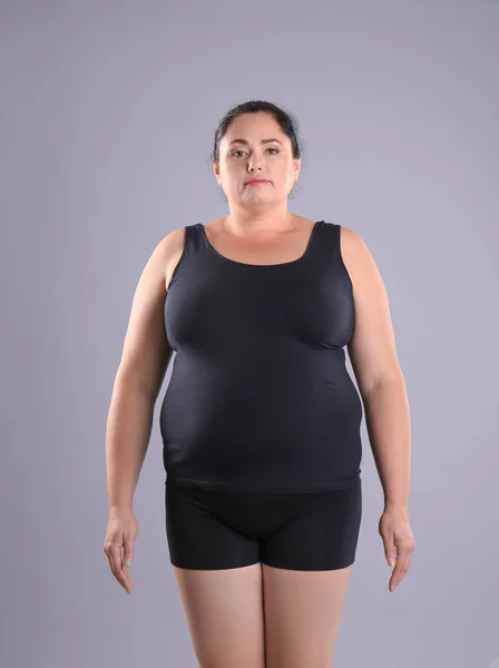 Dicke Frau Auf Grauem Hintergrund Gewichtsverlust — Stockfoto