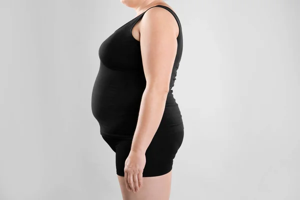 Dicke Frau Auf Grauem Hintergrund Nahaufnahme Gewichtsverlust — Stockfoto