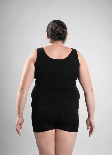 Dicke Frau Auf Grauem Hintergrund Gewichtsverlust — Stockfoto