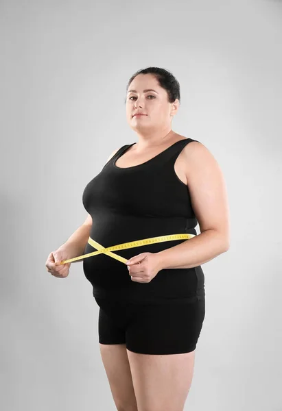 Dicke Frau Mit Maßband Auf Grauem Hintergrund Gewichtsverlust — Stockfoto