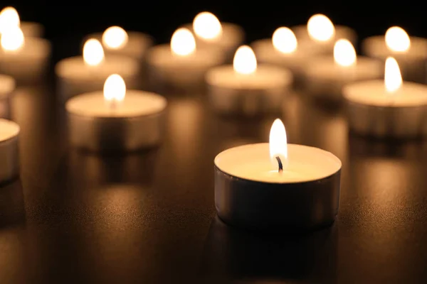 Brennende Kerze Auf Dem Tisch Der Dunkelheit Raum Für Text — Stockfoto
