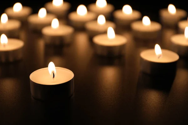 Brennende Kerzen Auf Dem Tisch Der Dunkelheit Platz Für Text — Stockfoto
