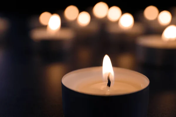 Brennende Kerze Auf Dem Tisch Der Dunkelheit Nahaufnahme Begräbnissymbol — Stockfoto