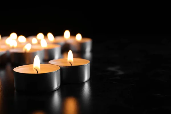 Velas Encendidas Mesa Oscuridad Espacio Para Texto Símbolo Funerario — Foto de Stock