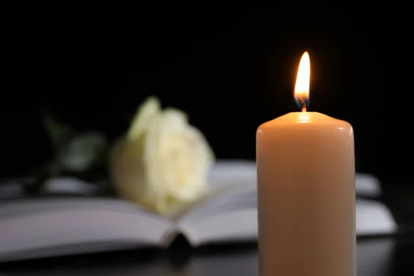 Brennende Kerze Auf Verschwommenem Hintergrund Platz Für Text Begräbnissymbol — Stockfoto