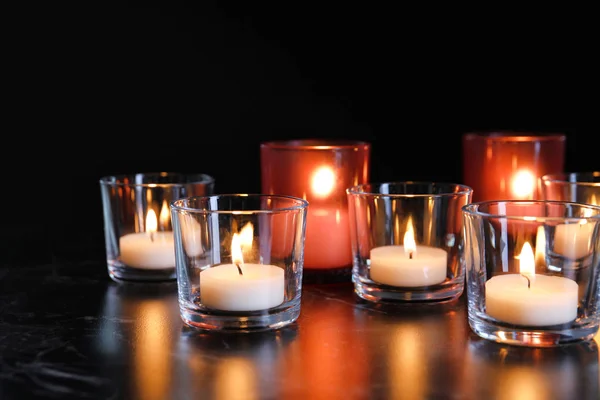 在黑暗中的桌子上燃烧蜡烛 葬礼标志 — 图库照片