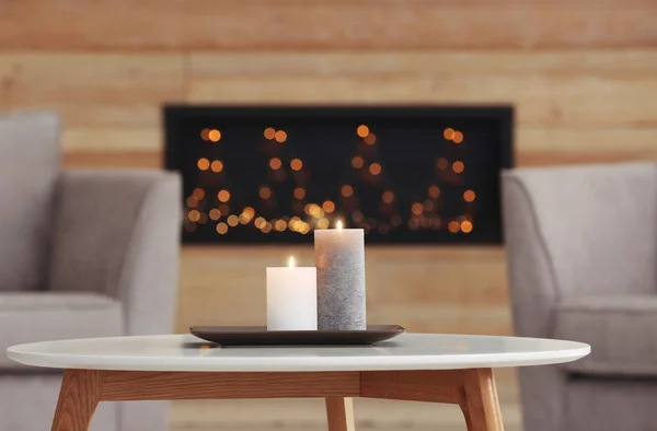 Teller Mit Brennenden Kerzen Auf Wohnzimmertisch — Stockfoto