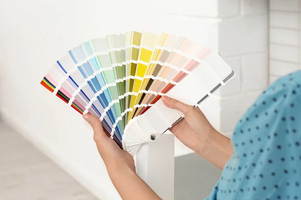 Kobiece Projektanta Wnętrz Palety Kolor Próbek Pomieszczeniach Zbliżenie — Zdjęcie stockowe