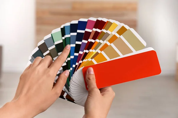 Kobiece Projektanta Wnętrz Palety Kolor Próbek Pomieszczeniach Zbliżenie — Zdjęcie stockowe