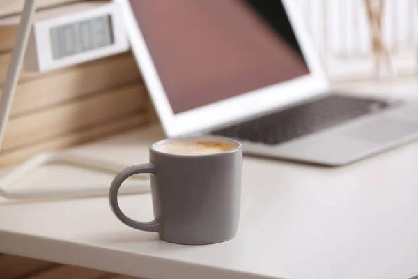 Ofiste Modern Işyerinde Masada Kahve Fincanı — Stok fotoğraf
