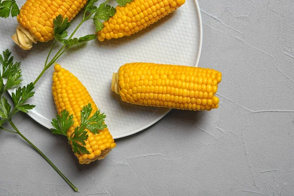 Plate Ripe Corn Cobs Parsley Grey Background Top View Space — Stock Photo, Image