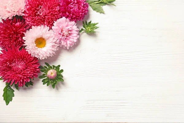 Aster Όμορφα Λουλούδια Και Χώρο Για Κείμενο Φόντο Ξύλινη Επίπεδη — Φωτογραφία Αρχείου