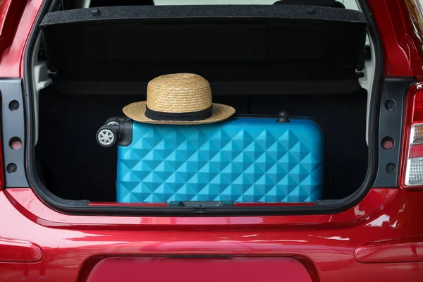 Valise Chapeau Dans Coffre Voiture Extérieur Gros Plan — Photo