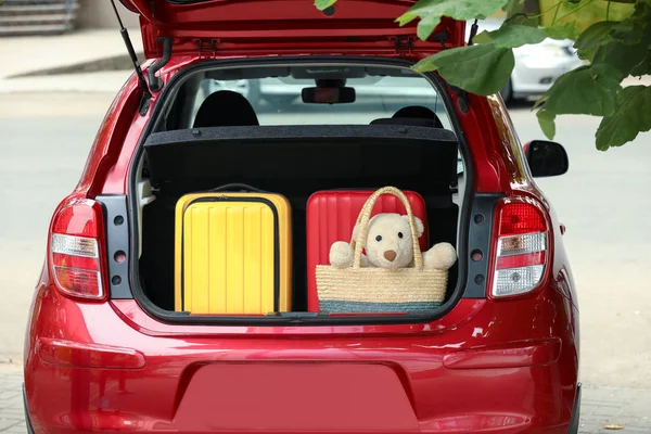 Niña Con Maleta Conejito Juguete Cerca Del Coche Orillas Del — Foto de Stock