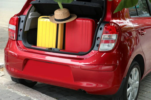 Maletas Sombrero Maletero Del Coche Aire Libre Primer Plano — Foto de Stock