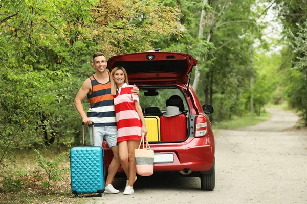 Petite Fille Avec Valise Lapin Jouet Près Voiture Bord Rivière — Photo