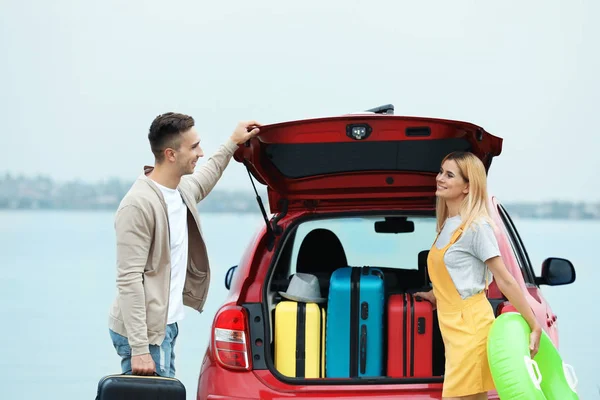 Petite Fille Avec Valise Lapin Jouet Près Voiture Bord Rivière — Photo