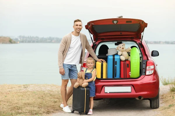 Liten Flicka Med Resväska Och Leksak Bunny Nära Bilen Riverside — Stockfoto