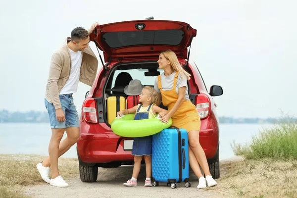 Menina Com Mala Coelhinho Brinquedo Perto Carro Ribeira Espaço Para — Fotografia de Stock