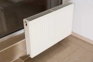 Karşı pencere odasında modern ısıtma radyatör